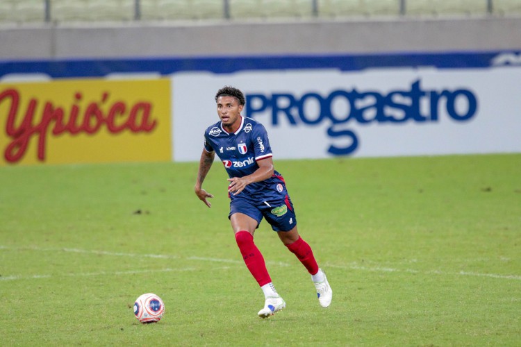 Éderson formou dupla com três jogadores diferentes nos últimos cinco jogos do Fortaleza