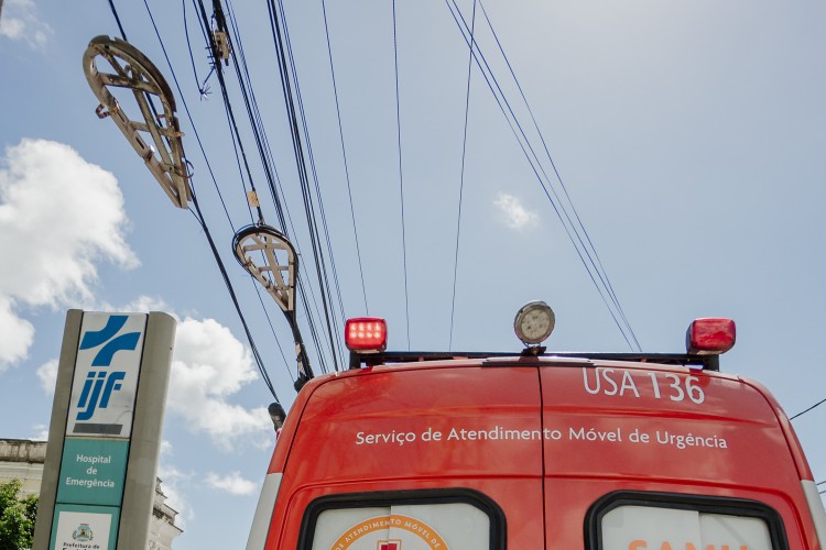 FORTALEZA-CE, BRASIL, 21-05-2021:  Ambulância estacionada em frente ao Instituto José Frota. (COVID-19)  (coronavírus) Foto: Júlio Caesar / O Povo)