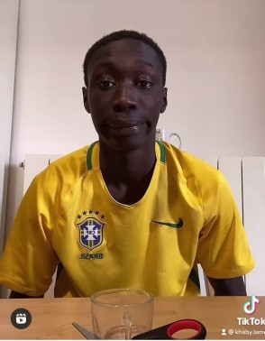 Khaby resolveu agradecer o carinho dos fãs brasileiros gravando um vídeo usando uma blusa da CBF