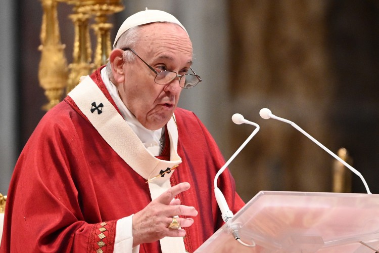 O Papa Francisco faz sua homilia enquanto celebra a missa de Pentecostes em 23 de maio de 2021 na Basílica de São Pedro no Vaticano