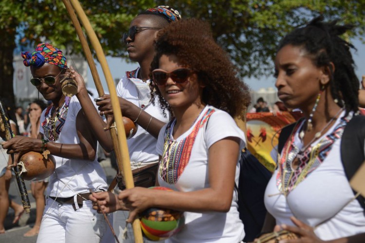 Quarta Marcha das Mulheres Negras em Copacabana, no Rio de Janeiro, protesta contra a violência que atinge as mulheres negras em todo o país.