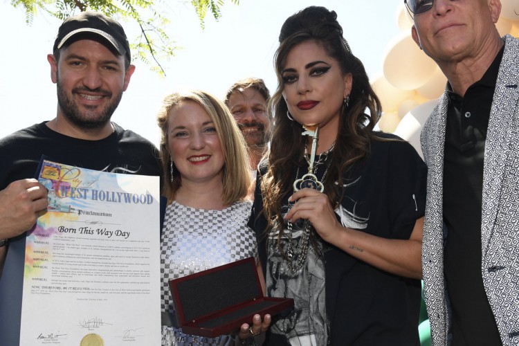 Lady Gaga recebe homenagens em West Hollywood