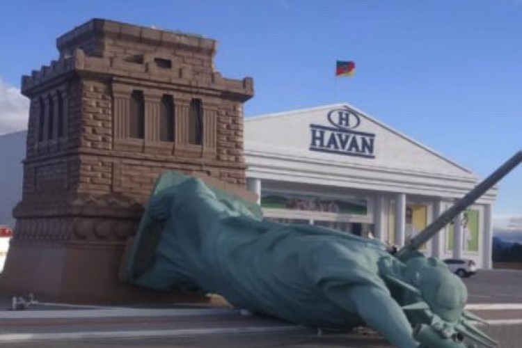 Estatua de uma loja Havan caiu após fortes rajadas de vento no Rio Grande do Sul