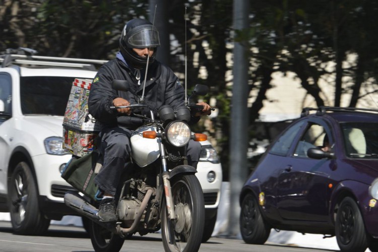 Motos equipadas com antena aparadora, que previne acidentes de motoqueiros com linhas de pipas com cerol, na Marginal Pinheiros, região oeste de São Paulo.