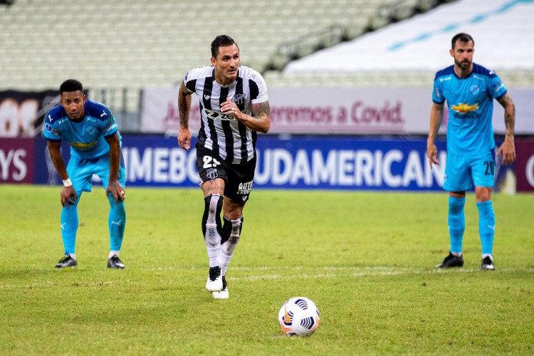 Meia Vina cobra pênalti no jogo Ceará x Bolívar, na Arena Castelão, pela Copa Sul-Americana