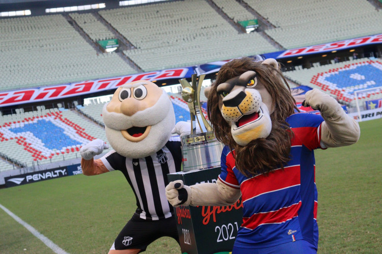 Mascotes de Fortaleza e Ceará, Juba e Vozão, com a taça do Campeonato Cearense 2021 no gramado da Arena Castelão