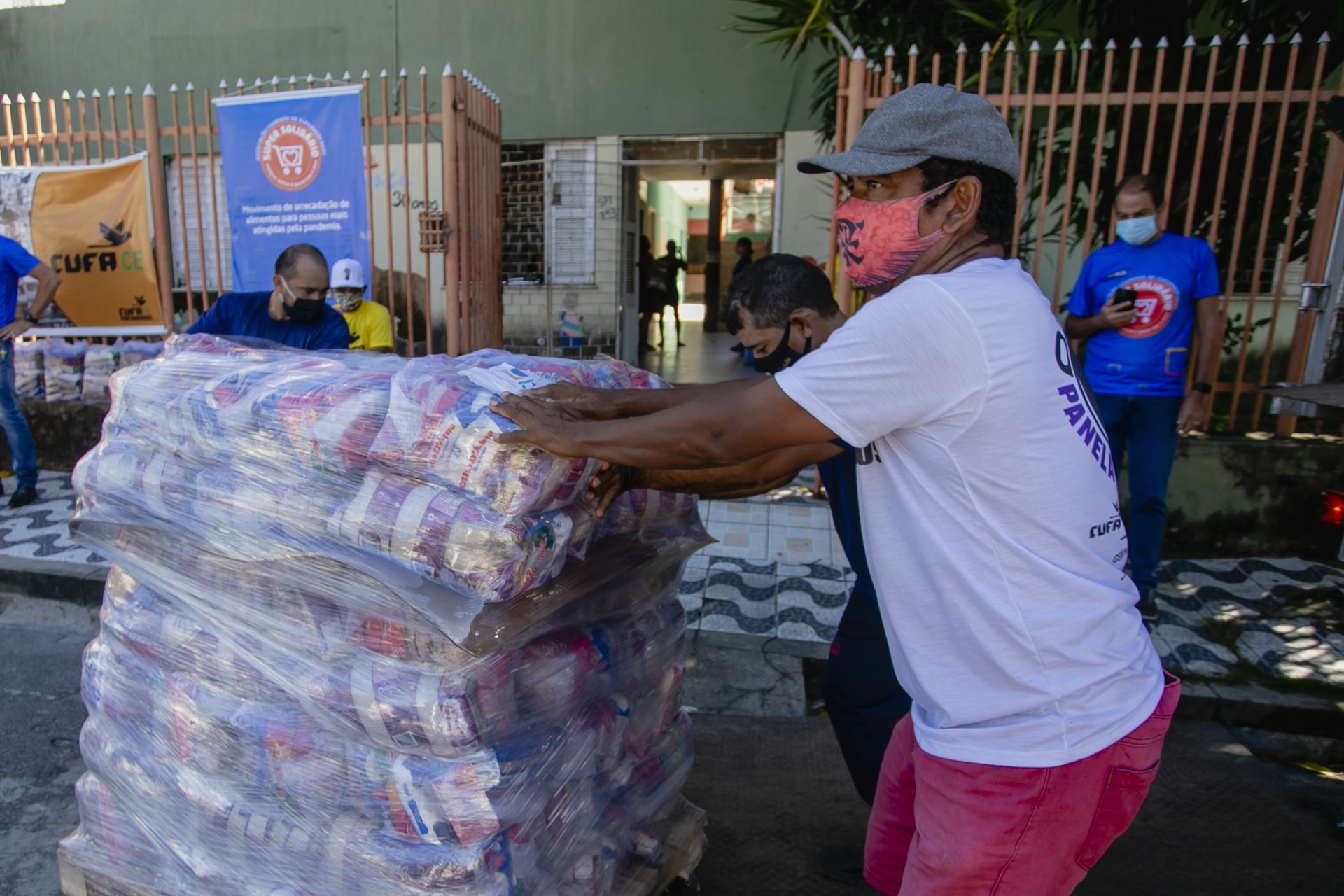 Cearenses seguem com ganhos abaixo da renda média nacional e o Estado ocupa a nona pior posição nesse quesito. Na pandemia, muitos sobreviveram de doações (Foto: Aurelio Alves)