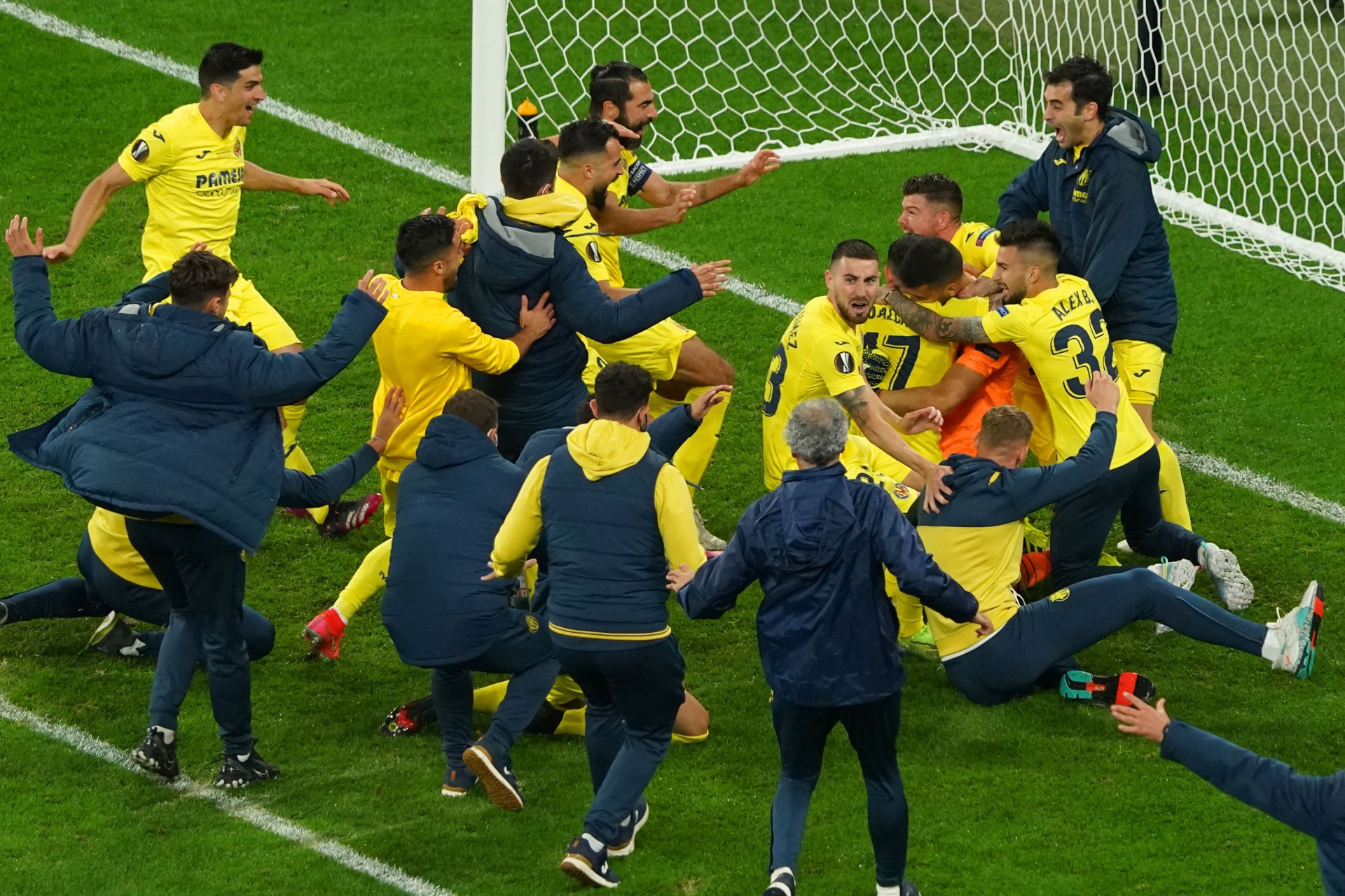 A enorme festa dos campeões pelo Villarreal
 (Foto: ALEKSANDRA SZMIGIEL / AFP)