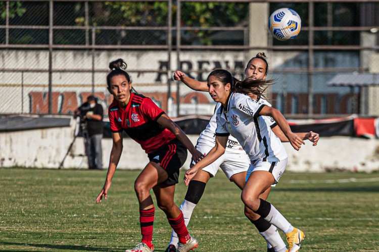 Corinthians bate Flamengo e reassume ponta do Brasileiro Feminino