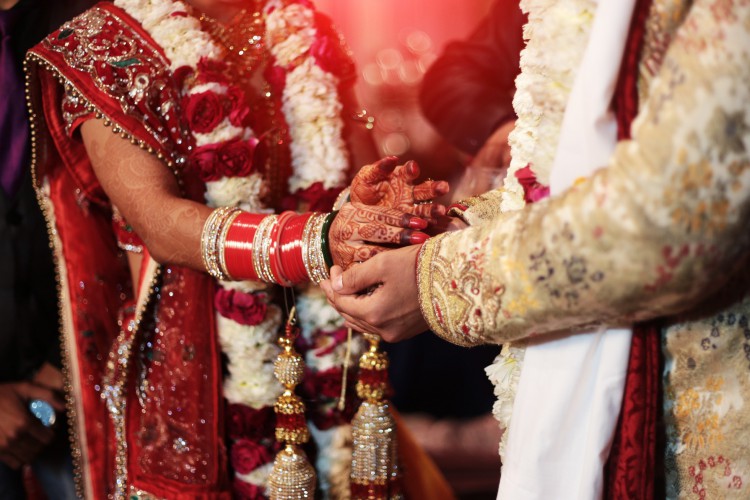 As cerimônias de casamento na Índia são muito diversas e variam em cada região, mas em comum têm o uso extensivo de cores, muita música, danças e particularidades como a pintura henna