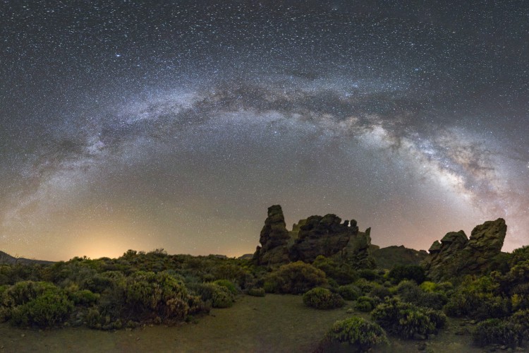 Vista da Terra, a Via Láctea parece um arco de nuvens e estrelas que pode ser achado no céu, longe de centros urbanos; galáxia 