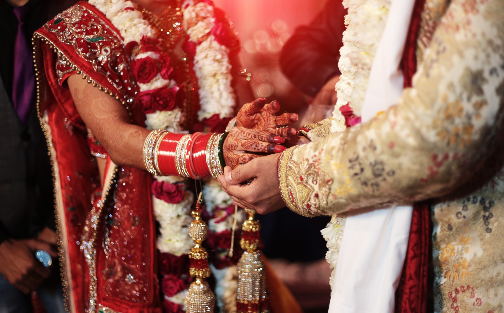 As cerimônias de casamento na Índia são muito diversas e variam em cada região, mas em comum têm o uso extensivo de cores, muita música, danças e particularidades como a pintura henna