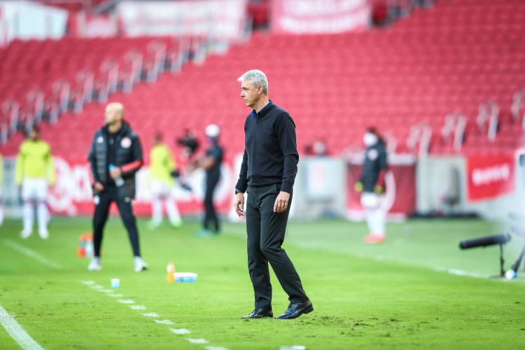 Técnico Tiago Nunes à beira do campo em jogo do Grêmio