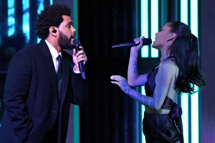 Ariana Grande e The Weeknd cantam 