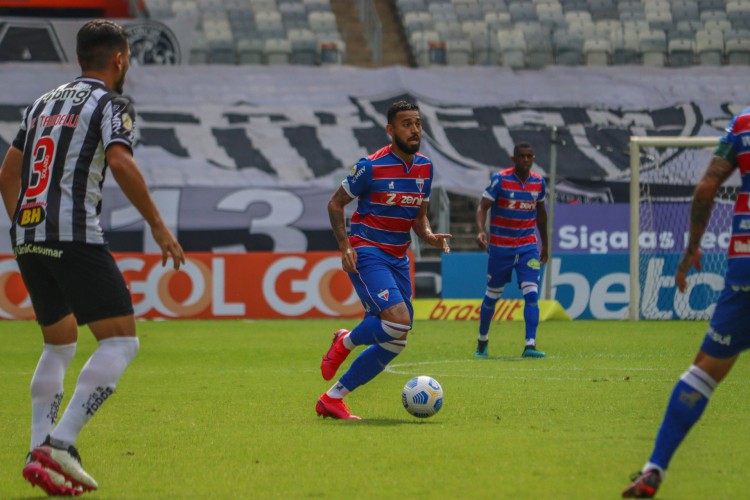 Volante Felipe com a bola no jogo Atlético-MG x Fortaleza, no Mineirão, pela Série A