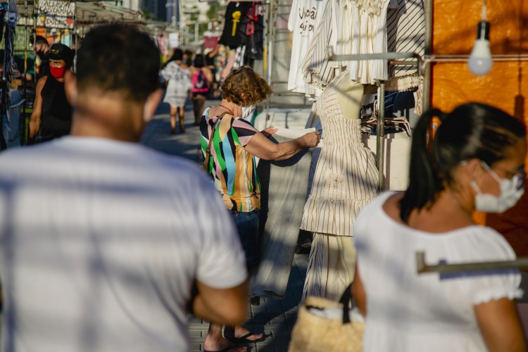 Veja como fica o funcionamento do comércio, de shopping centers, academia, aparelhos culturais, bares e restaurantes com novo decreto de isolamento no Ceará