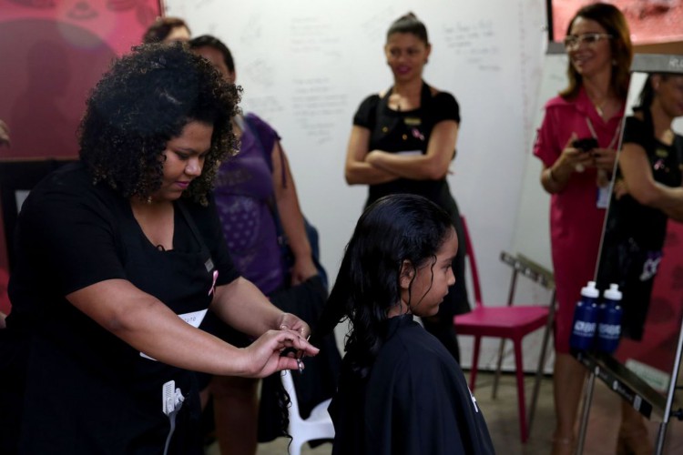 Brasília - O Metrô-DF lança  a campanha solidária Corte e Compartilhe, que incentiva usuários a doarem mechas de cabelo para transformá-las em perucas, doadas a pacientes com câncer de mama (Wilson Dias/Agência Brasil)