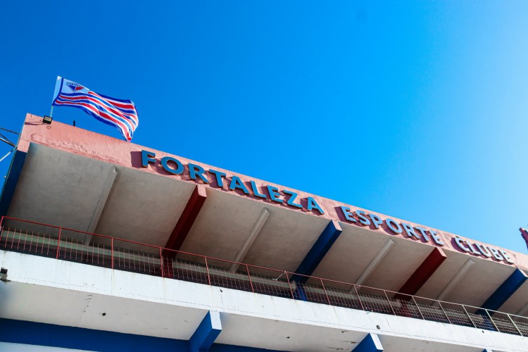 Bandeira do Fortaleza hasteada na fachada interna do Centro de Excelência Alcides Santos, no Pici