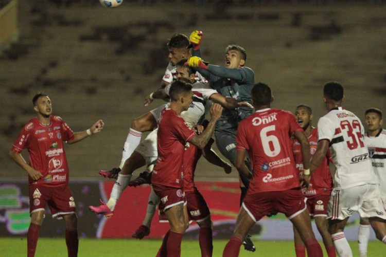 O São Paulo foi derrotado pelo 4 de Julho no confronto de ida na Copa do Brasil