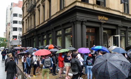 Fãs de Harry Potter aguardam na chuva até poderem entrar na nova loja