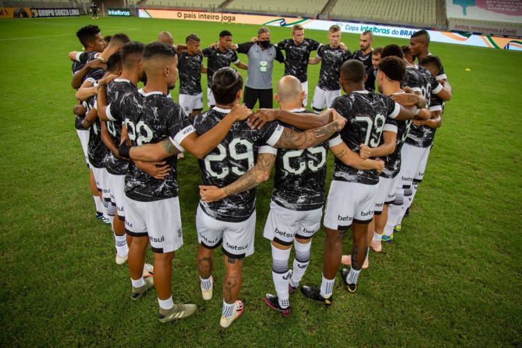 Jogadores do Ceará reunidos no gramado antes de jogo, na Arena Castelão, pela Copa do Brasil