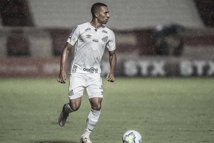 Lucas Braga é desfalque do Santos contra o Ceará