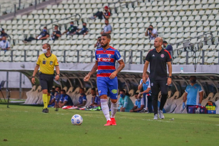 Volante Felipe com a bola no jogo Fortaleza x Internacional, na Arena Castelão, pela Série A