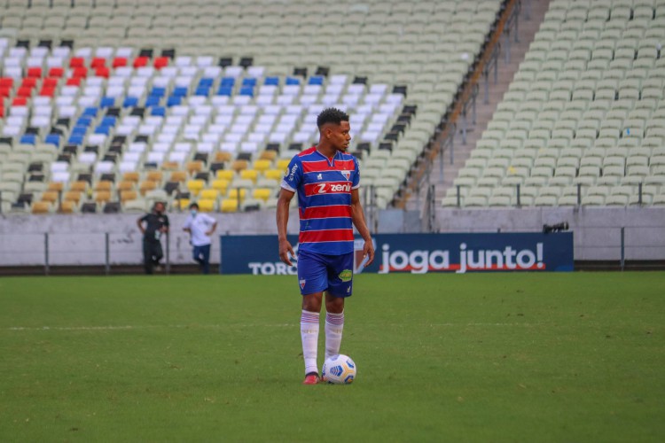 Volante Matheus Jussa com a bola no jogo Fortaleza x Internacional, na Arena Castelão, pela Série A