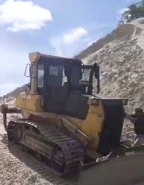 O trator realizava serviço no local sem licença ambiental.