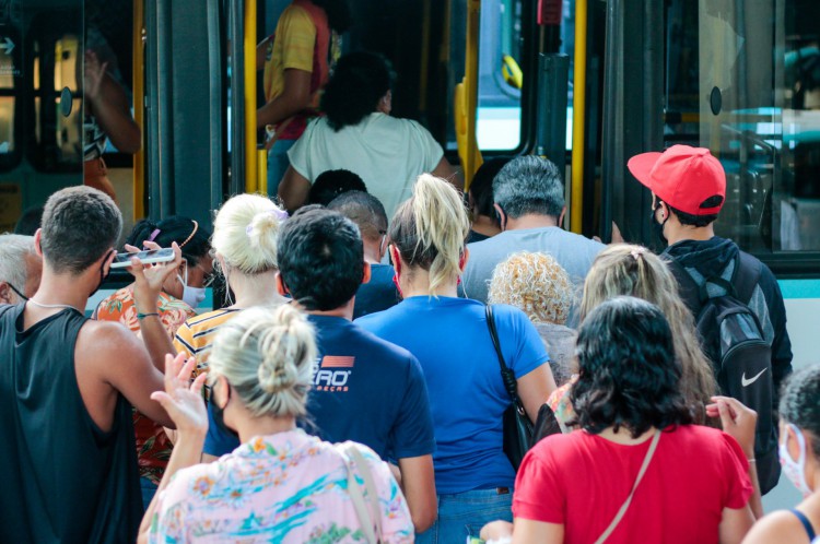 Lotação em terminal de ônibus: aglomeração na pandemia(Foto: BARBARA MOIRA)