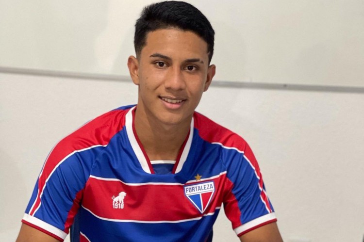 O Fortaleza contratou o volante Ronald Manaus para a equipe sub-17