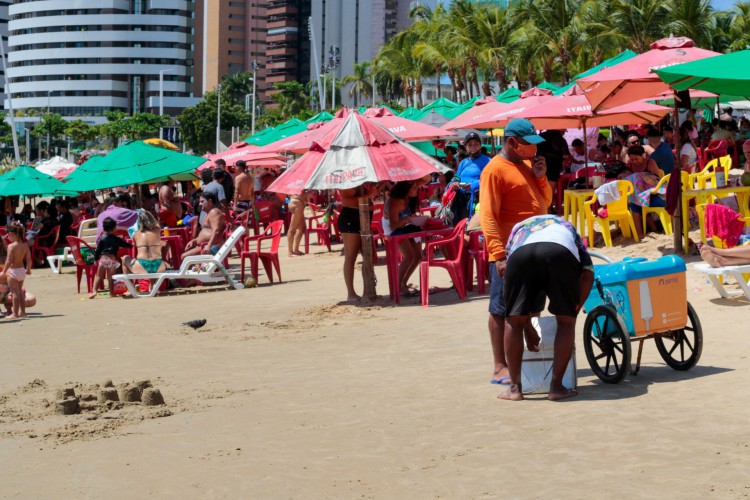 FORTALEZA, CE, 13-06-2021: Manha de grande movimentacao nas barracas de praia situadas na Beira Mar. O calcadao se encontrava mais vazio e a ciclofaixa estava com movimentacao normal. Meireles, Fortaleza.(BARBARA MOIRA/ O POVO)