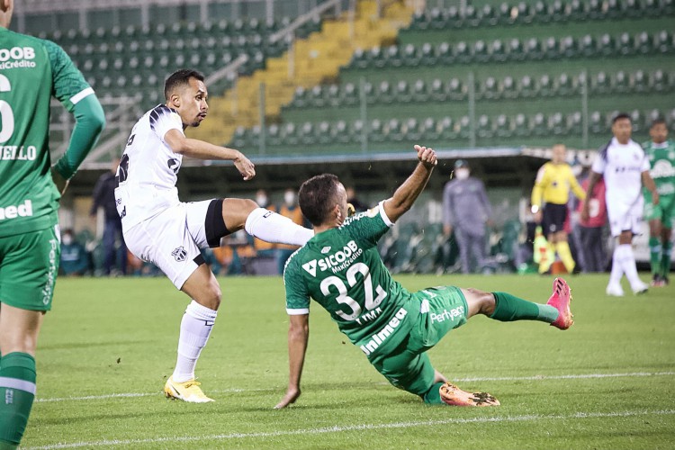 ￼LIMA, do Ceará, tenta finalização contra a Chapecoense