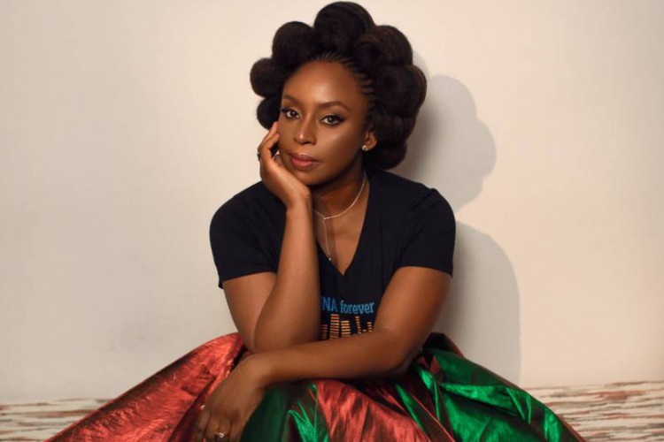 Chimamanda Ngozi Adichie estará no Roda Viva desta segunda-feira, 14