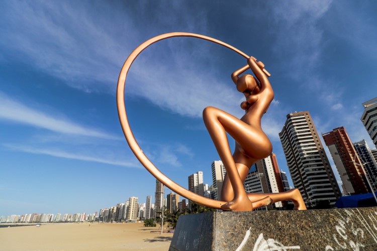 Estátua de Iracema, localizada na Praia de Iracema