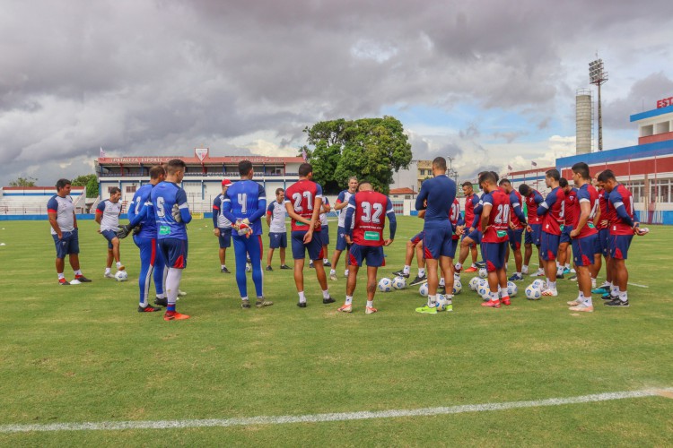 Jogadores e comissão técnica conversam no campo em treino do Fortaleza no Centro de Excelência Alcides Santos, no Pici