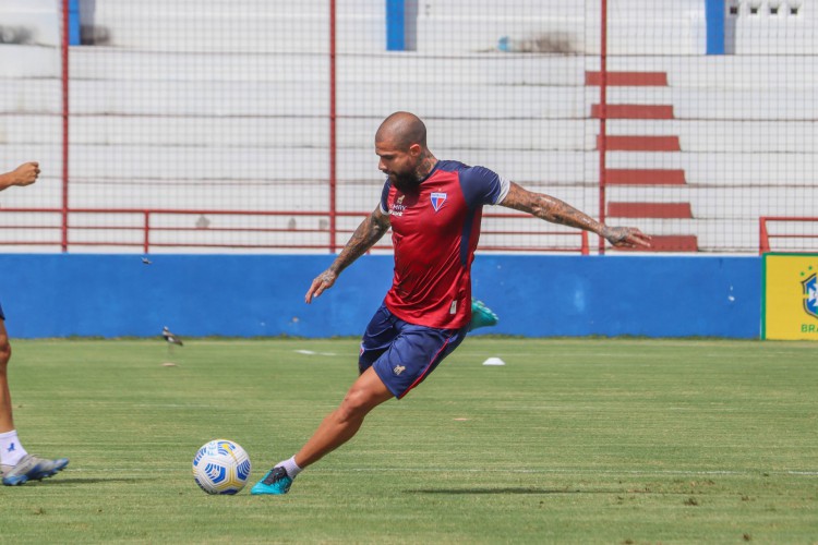 Zagueiro Juan Quintero com a bola em treino do Fortaleza no Centro de Excelência Alcides Santos, no Pici