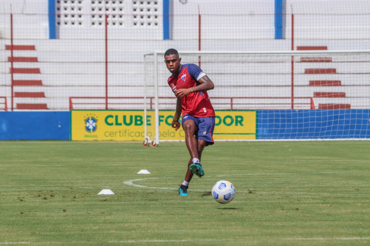 Zagueiro Marcleo Benevenuto com a bola em treino do Fortaleza no Centro de Excelência Alcides Santos, no Pici