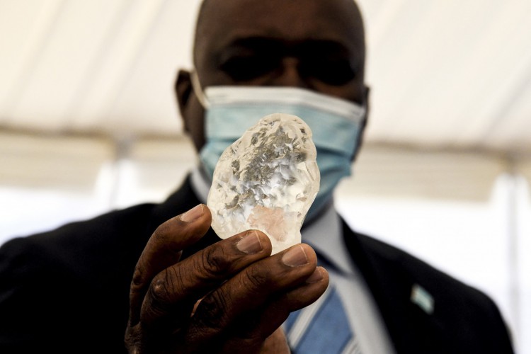 A empresa de diamantes de Botswana disse que havia descoberto uma pedra de 1.098 quilates que descreveu como a terceira maior de tipo no mundo