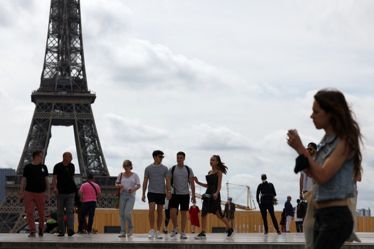 
Pedestres caminham na praça do Trocadero, em Paris, em 17 de junho de 2021