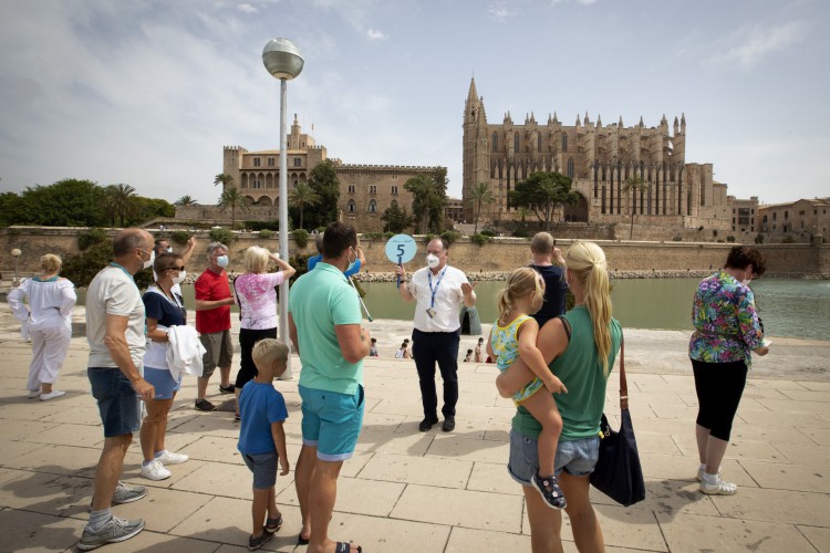 ￼ Turistas visitam Palma de Mallorca: flexibilização avança na Espanha