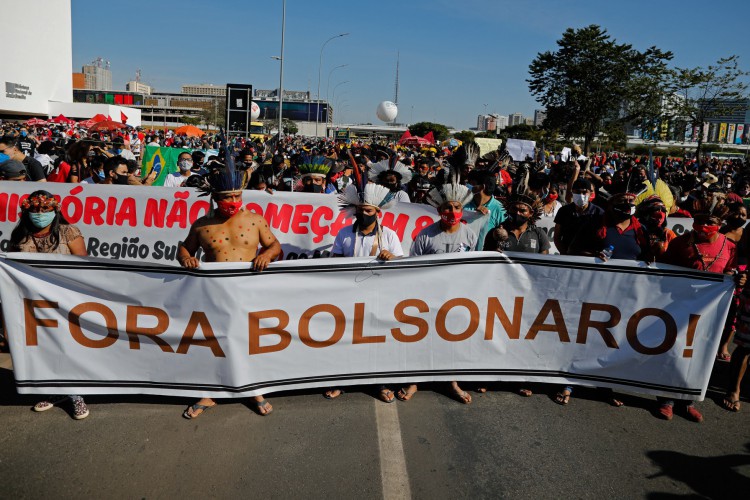 Members of opposition parties and social movements participate in a protest against Brazilian President Jair Bolsonaro's handling of the COVID-19 pandemic in Brasilia, on June 19, 2021. - Far-right President Jair Bolsonaro has been facing criticism for his management of the pandemic, including initially refusing offers of vaccines, as epidemiologists warn Brazil may now be on the brink of a third wave of Covid-19. (Photo by Sergio Lima / AFP)
      Caption