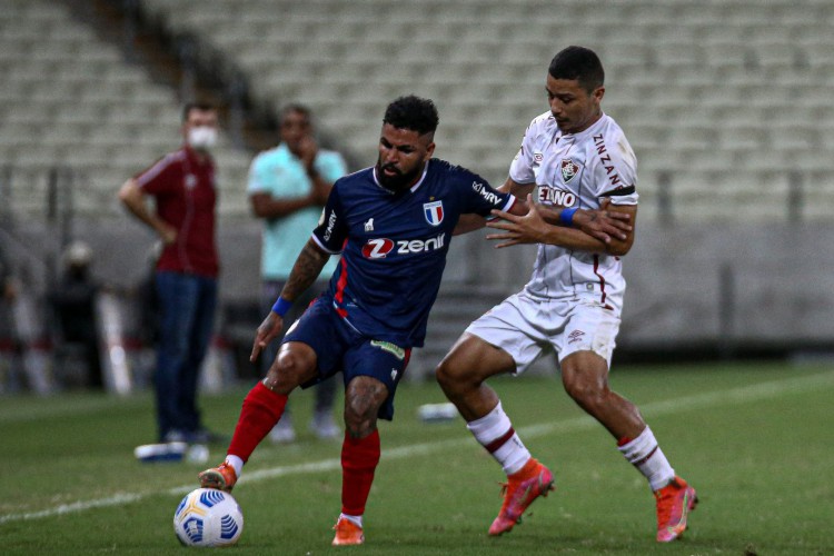 Atacante Romarinho com a bola no jogo Fortaleza x Fluminense, na Arena Castelão, pela Série A