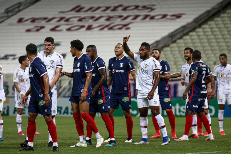 Jogadores posicionados em jogada de bola parada no jogo Fortaleza x Fluminense, na Arena Castelão, pela Série A