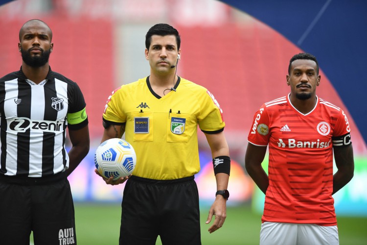 Zagueiro Messias, árbitro Diego Pombo Lopez e volante Edenílson antes do jogo Internacional x Ceará, no Beira-Rio, em Porto Alegre, pela Série A