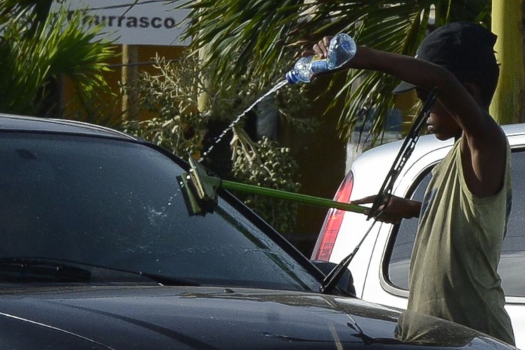 Natal - Nos estacionamentos à beira-mar, crianças trabalham lavando o vidro dos carros (Valter Campanato/Agência Brasil)