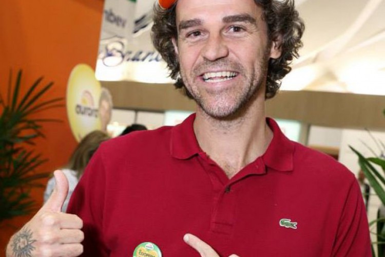 Tenista Gustavo Kuerten (Guga) é garoto propaganda da Aurora Alimentos