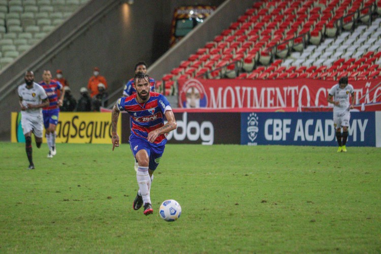 Meia Matheus Vargas com a bola no jogo Fortaleza x Sport, na Arena Castelão, pela Série A