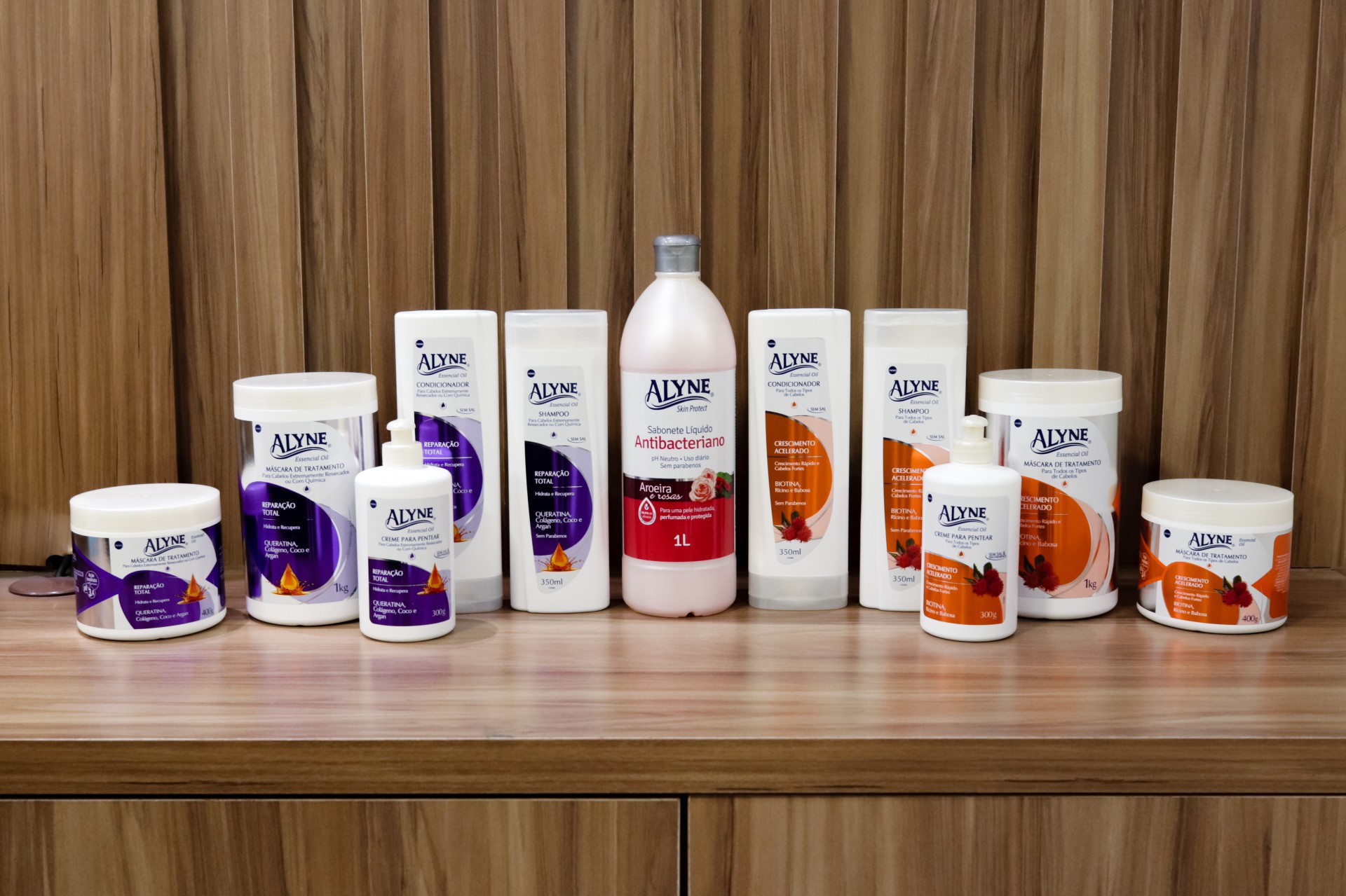 as linhas capilares "Reparação Total" e "Crescimento Acelerado" e o Sabonete Antibacteriano Alyne Skin Protect compõem o trio de lançamento da marca (Foto: Divulgação )