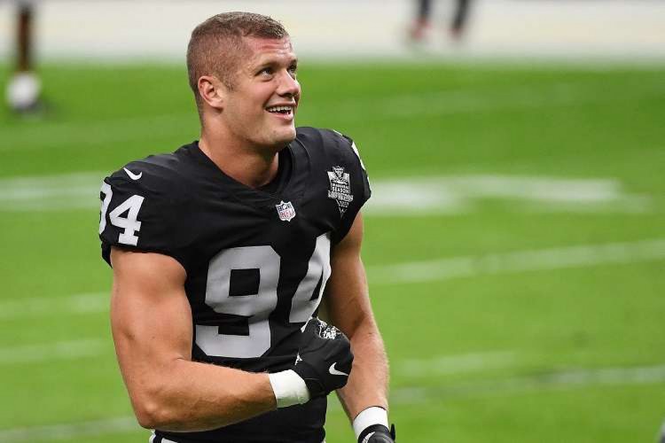 Carl Nassib tem 28 anos e é jogador da NFL desde 2016